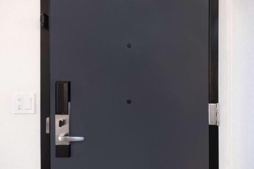 Deluxe Double Room with Two Double Beds and Bath Tub - Mobility/Hearing Accessible image 6
