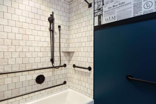 Deluxe Double Room with Two Double Beds and Bath Tub - Mobility/Hearing Accessible image 4