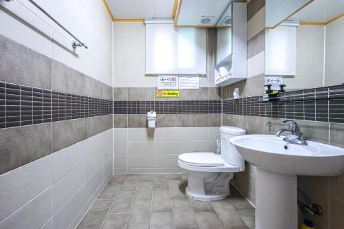 Cozy and Comfy House/ Hongik St. Exit 2 10min