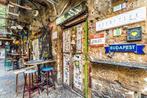 Wellness Wonderland: Garden, Sauna, Jacuzzi in CBD - Tap to explore photos