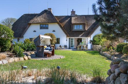 NEU Ferienhaus Friesenhof Aenne Haus 3 - modern urlauben unter Reet in Keitum Sylt