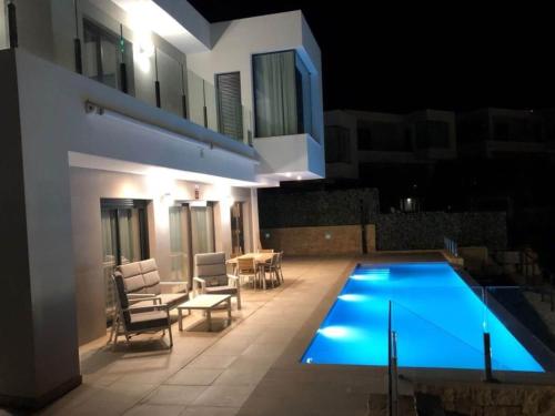Scenic Villa with Heated Pool - 수영장