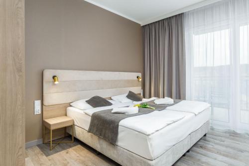 1 queen bed, 1 sofa bed