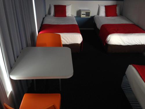 2 queen beds, 2 twin beds