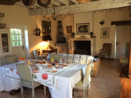 Gite et Chambres d'Hotes Clos de Mondetour in Fontaine Sous Jouy