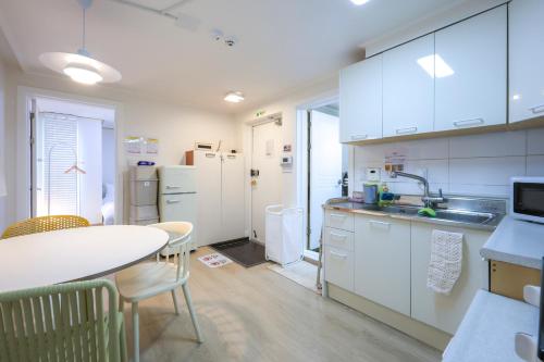 Modern and Comfy House/ Hongik St. Exit 2 10min