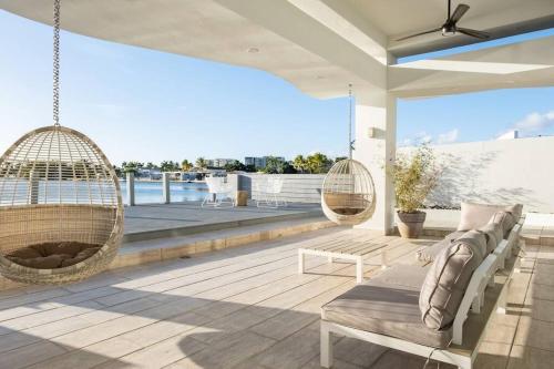 Μπαλκόνι/βεράντα, Vistamar Villa 5BDR Private Waterfront Home Pool in Καρολίνα