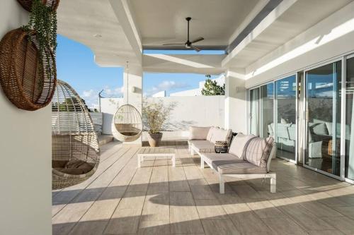 Μπαλκόνι/βεράντα, Vistamar Villa 5BDR Private Waterfront Home Pool in Καρολίνα