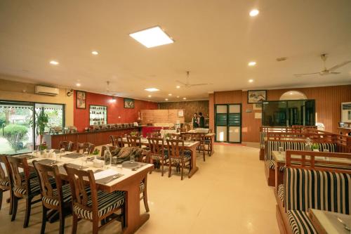レストラン, Hotel Jungle Crown in チトワン