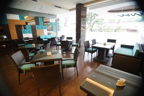 Restaurant, Meize Hotel Bandung in Riau