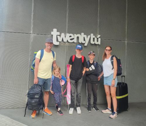 Twentytú Hostel - image 8
