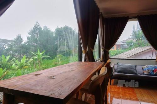 Villa Tentram Puncak, 6 Kamar, Billiar, Karaoke near Mount Gede Pangrango National Park