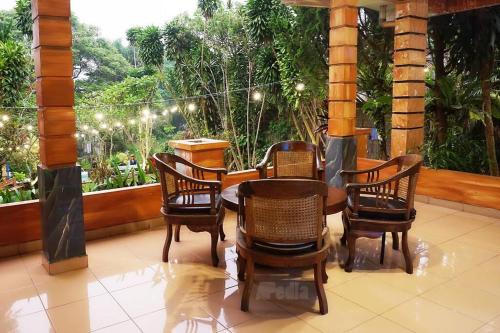 Villa Tentram Puncak, 6 Kamar, Billiar, Karaoke near Mount Gede Pangrango National Park