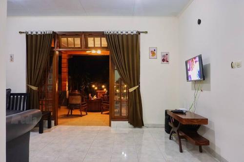 Villa Tentram Puncak, 6 Kamar, Billiar, Karaoke near Mount Gede Pangrango National Park