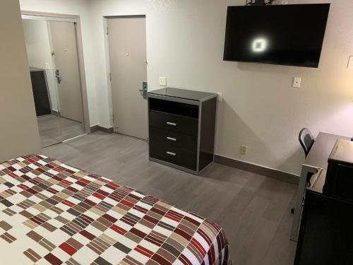 Days Inn by Wyndham Long Island/Copiague - image 2