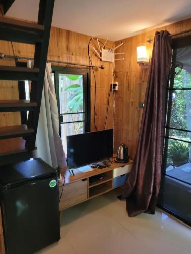 1 queen bed, 1 sofa bed, 1 futon bed