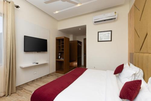 King Room with Mountain View image 4