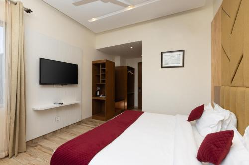 Queen Room with Balcony image 4