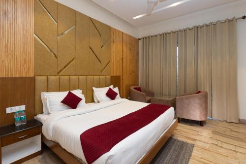 Queen Room with Balcony image 3