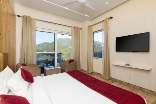 Queen Room with Balcony image 2