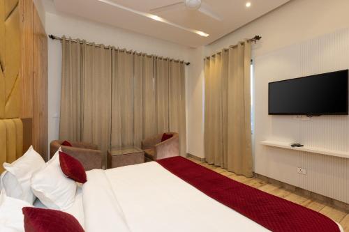 Queen Room with Balcony image 1