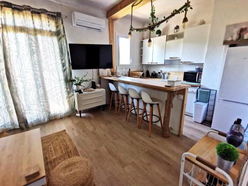 Oprema, T3 avec terrasse à 200 mètres de la mer (T3 avec terrasse a 200 metres de la mer) in Les Arenes