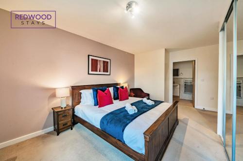 Spacious 2 Bed 2 Bath Apartment, Near Train Station, FREE Parking By REDWOOD STAYS photo 1