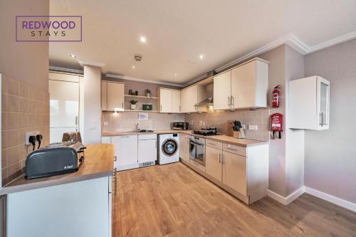 Spacious 2 Bed 2 Bath Apartment, Near Train Station, FREE Parking By REDWOOD STAYS photo 2