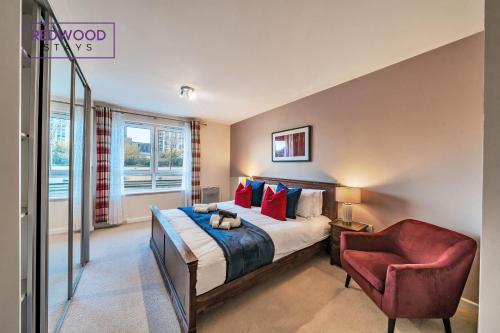 Spacious 2 Bed 2 Bath Apartment, Near Train Station, FREE Parking By REDWOOD STAYS photo 3