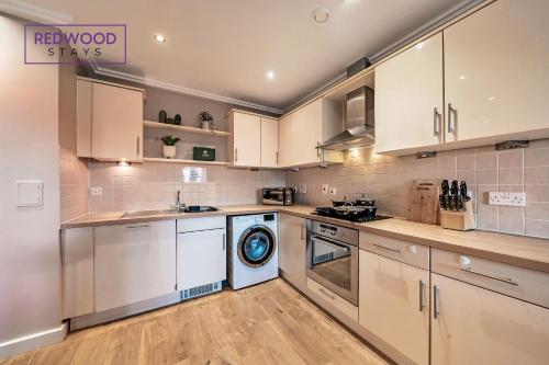 Spacious 2 Bed 2 Bath Apartment, Near Train Station, FREE Parking By REDWOOD STAYS photo 4