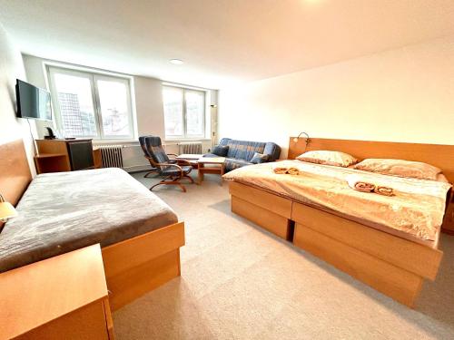 1 queen bed, 1 twin bed, 1 sofa bed