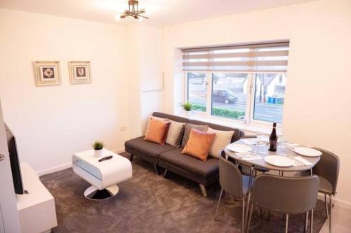 Walnut Flats-F5, Stylish 1-Bedroom - Parking, Netflix, WIFI - Close to Oxford, Bicester & Blenheim Palace