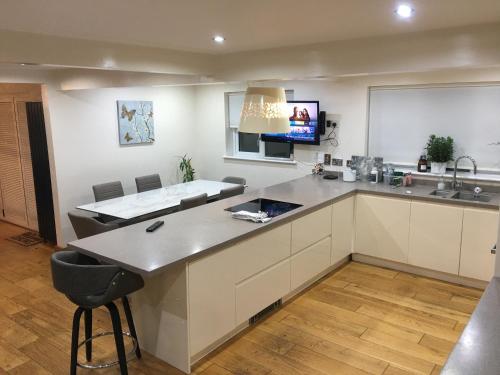 Konyha, Fareham Heights 5BR, Lrg drive, LazySpa at extra cost, Lux, modern and Comfy in Fareham