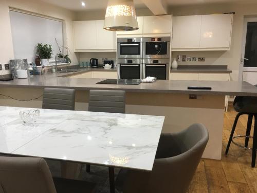 Konyha, Fareham Heights 5BR, Lrg drive, LazySpa at extra cost, Lux, modern and Comfy in Fareham