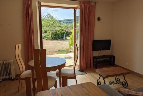 Small Gte For 2 With Pool In Peaceful Burgundy in แซยี