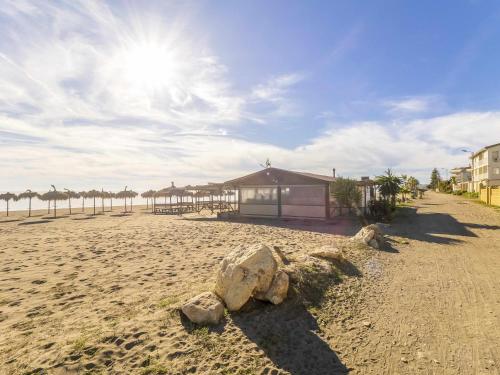  Apartamento en la Playa con Patio Privado in Rincón de la Victoria