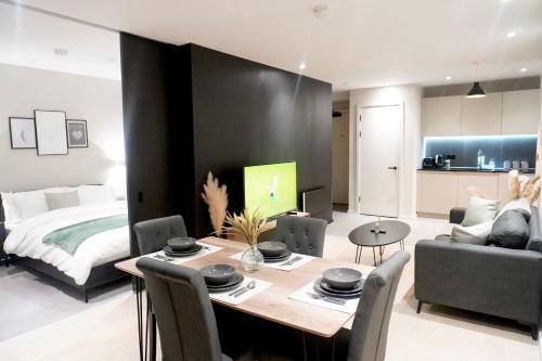 Central Manchester Luxury 2 Bed Apartment with Balcony, Manchester