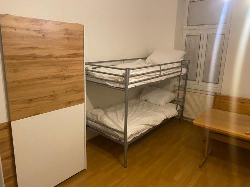 Cheap Apartment for 8 people. Vienna. 10th district