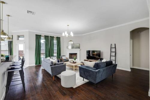 5-Bed 2-Bath with Pool & Backyard Retreat in Waxahachie, USA