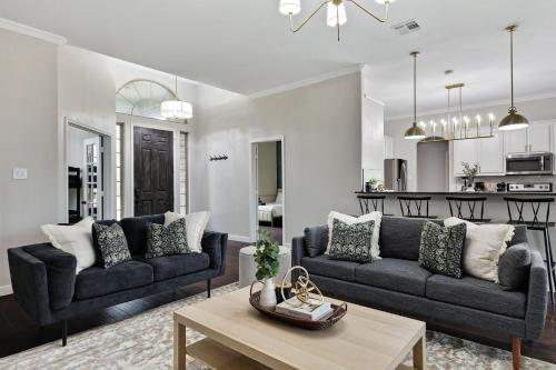5-Bed 2-Bath with Pool & Backyard Retreat in Waxahachie, USA