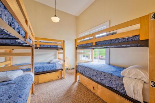 Bed in Women's 6-Bed Dorm