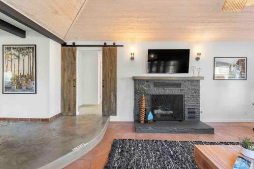 Upscale Uptown retreat home with HotTub and Views - image 2