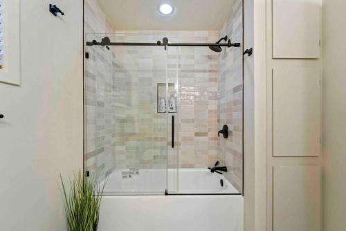 Spacious Home-Walk to Uptown-Views-HotTub-GameRoom