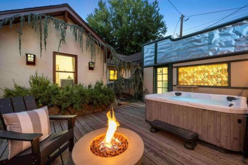 Stylish and Cozy Downtown 2 Bedroom Unit with Hot Tub near สวนธอร์ป
