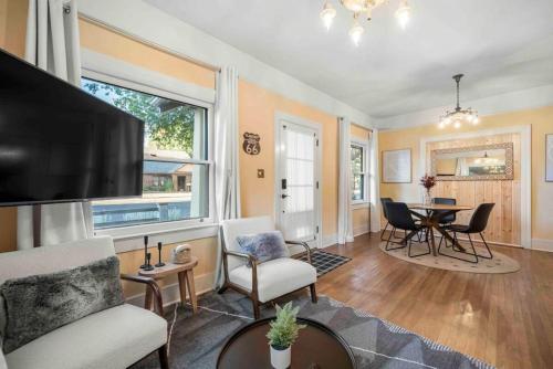 Stylish and Cozy Downtown 2 Bedroom Unit with Hot Tub near สวนธอร์ป