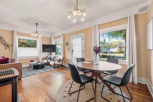 Stylish and Cozy Downtown 2 Bedroom Unit with Hot Tub near สวนธอร์ป