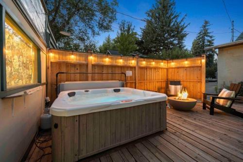 Stylish and Cozy Downtown 2 Bedroom Unit with Hot Tub near สวนธอร์ป