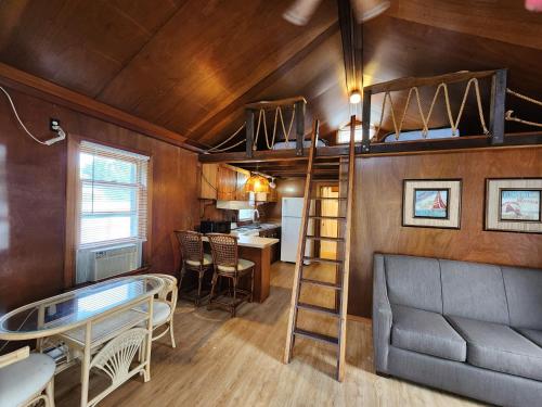 Beach Bum West-O Cabins thumb 3