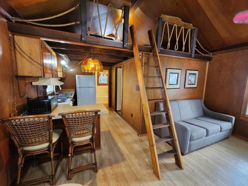 Beach Bum West-O Cabins thumb 4