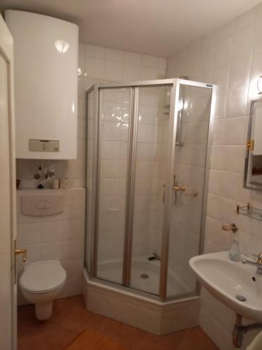 Душ, Ferienhaus am Mondsee in Мондзеє